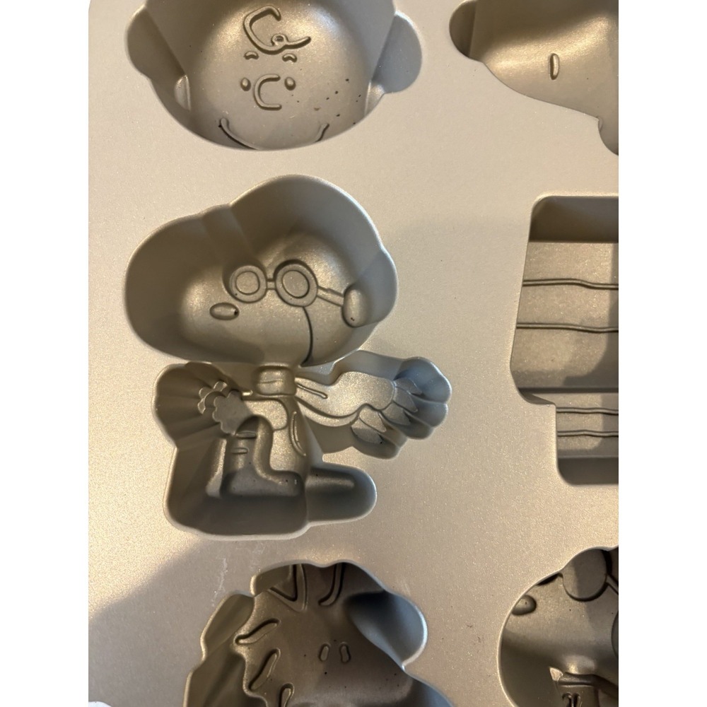 Williams And Sonoma Peanuts Snoopy Cast Aluminum Cakelet Pan New - Picture 4 of 10